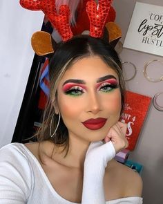 Cute Christmas Eyeshadow Looks, Christmas Work Makeup, Dramatic Christmas Makeup, Christmas Eyeshadow Looks Easy, Easy Christmas Eyeshadow Looks, Christmas Eye Looks, Christmas Make Up Looks, Cute Christmas Makeup Looks