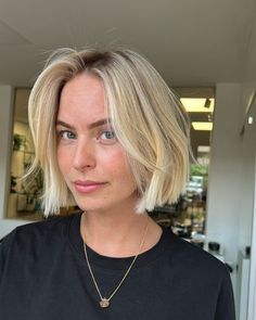 Brittany Snow Short Hair, Mid Neck Length Hair With Curtain Bangs, Blonde Bob Straight Hair, Short Blonde Bob With Fringe, Super Short Blonde Bob, Boxy Bob Haircut, Big Forehead Short Hair, Bright Blonde Short Hair, Short Bob With Face Framing