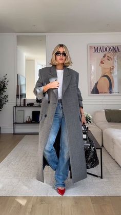 Grey Coat Outfit, Grey Outfit, Grey Coat, Coat Outfits, Mode Vintage, Looks Style, Winter Fashion Outfits, Red Shoes, Fall Winter Outfits