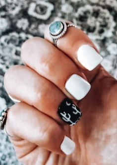 Western style cactus nails punchy black and white nail inspo Western Wedding Nails, Western Nails Simple, Cowgirl Nails Westerns, Boho Western Nails, Punchy Nails, Nails Cow Print, Cowgirl Nails, Western Nail Art, Cactus Nails