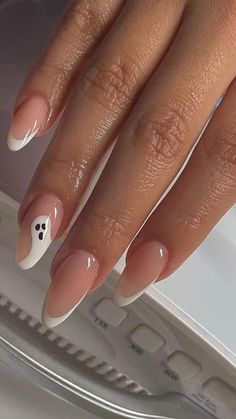 White Nails With Ghost, French Manicure With Ghost, October Nails Ghost, Aesthetic Nails Halloween, Autumn Nails Halloween, Almond Nails Autumn 2022, Halloween Nails Inspo Aesthetic, Ghost French Nails, Halloween French Tip Nails Almond