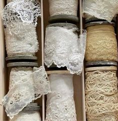 many different types of laces are in a box