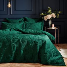 Image of the Palmeria Quilted Velvet Duvet Cover Set | Emerald | Paoletti French Bedroom, Luxury Quilts, Velvet Bed, Reversible Duvet Covers, Bed Linens Luxury