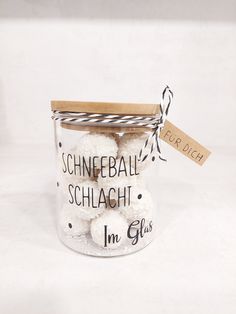 Ein schönes, dekoratives Vorratsglas aus Borosilikatglas mit Bambusdeckel sowie Silikondichtung. Mit diesem Hingucker kann dem Beschenkten die Adventszeit versüßt werden. Auch als Dankeschön eignen sich diese wunderschönen Keksdosen hervorragend. Zum Nikolaus und zu Weihnachten und in der Vorweihnachtszeit, vielleicht wenn der erste Schnee fällt,  ist es eine tolle Geschenkidee! Zu Verschenken oder für Dich selber. Du kannst es super mit Raffaelo oder natürlich auch mit anderen Süßigkeiten befül Small Diy Christmas Gifts, Good Christmas Gifts, Costume Ideas Halloween, Halloween Costumes For Work, Women Halloween Costume Ideas, Women Halloween Costume, Creative Diy Gifts, Saint Nicolas, Gift Inspo