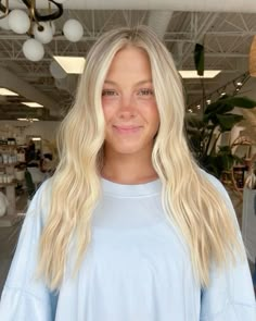 Moneypiece Balayage Blonde, Cali Blonde Balayage, Blonde Hair With A Root Smudge, Blonde Hair Buttery, Alix Earle Hair Color, Light Summer Blonde Hair, Blonde Creamy Hair, Low Maintenance Blonde Balayage With Money Piece, Blonde Hair Creamy