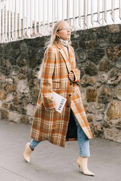 Street Style #PFW / Día 5: faldas largas, chaquetas maxi y bolsos que son un sueño. Así fue el 'street style' del quinto día de Paris Fashion Week. © Diego Anciano / @collagevintage2. Winter Vintage Outfits, Mantel Outfit, Skandinavian Fashion, Moda Chic, Outfit Jeans, Stil Inspiration, Ropa Diy, Looks Street Style, Plaid Coat