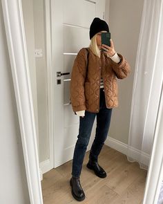 How to wear the quilted jacket Camel Jacket Outfit, Quilted Coat Outfit, Cream Jacket Outfit, Short Coat Outfit, Beige Jacket Outfit, Short Jacket Outfit, Quilted Jacket Outfit, Black Jacket Outfit, Coat Outfit Casual