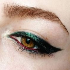 Winged colored liner. #makeup Eyeliner Tips, How To Do Eyeliner, Green Eyeliner, Metallic Eyes, Metallic Eyeshadow, Dramatic Makeup, Eye Makeup Brushes, Winged Liner, Eyeliner Tutorial