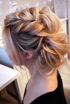 Lovely Medium Length Hairstyles for a Romantic Valentines Day Date ★ See more: http://lovehairstyles.com/medium-length-hairstyles-valentines-day/ Hairstyles Summer, Bun Hairstyles For Long Hair, Penteado Cabelo Curto, Wedding Hairstyles Updo, Wedding Hairstyles For Long Hair, Formal Hairstyles, Wedding Hair And Makeup, Fall 2018, Hair Dos