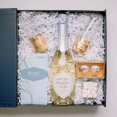 Brut Champagne gift box with champagne flutes and snacks Champagne Gift Box, Champagne Gift Baskets, Champagne Gift Set, Champagne Box, Tyler Candle Company, Clear Gift Boxes, Stemless Champagne Flutes, Champagne Gift, Navy Gifts