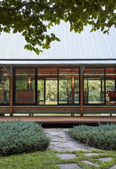 a house that is sitting in the grass