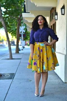 Patterned yellow skirt and blue shirt. #plussize #plussizefashion #curvy #curvygirls #curvyfashion Outfits Classy, Yellow Skirt, Outfit Trends, Stylish Plus, Curvy Girl Outfits, Curvy Girl Fashion, Casual Winter Outfits, Curvy Outfits, Mode Inspiration