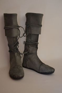 Ren Faire Boots, Medival Boots, Wizard Ren Faire, Boots Design Drawing, Wizard Boots, Rogue Boots, Boot Reference, Aragorn Costume, Fantasy Boots