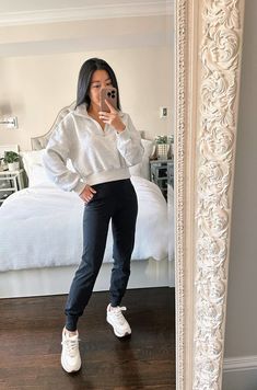 Lululemon Jogger Outfit, Physical Therapist Outfit, Cropped Sweatshirt Outfit, Winter Athleisure Outfits, Quarter Zip Outfit, Athleisure Outfits For Work, Comfortable Travel Outfit, Outfit Petite