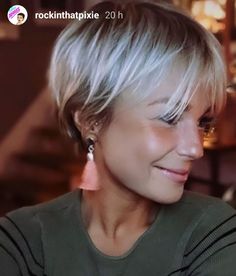 One Length Pixie Haircut, Short Blonde Haircuts Pixie, Pixie Fine Hair, Bob Hair Ideas, Pixie Haircut Ideas, Choppy Hair, Short Hair Trends, Messy Short Hair