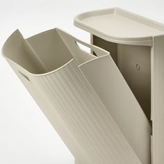 GÅRDSBUTIK poubelle avec couvercle, gris-beige, 21 l. Avec la poubelle GÅRDSBUTIK, vous pouvez aménager une solution de tri des déchets partout où vous le souhaitez. Utilisez-la seule ou combinez-en plusieurs. Vous pouvez facilement la décrocher de son support mural lorsqu'il est temps de recycler. Support Mural, Mural