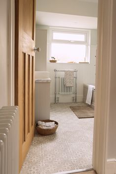 the bathroom is clean and ready to be used as a bath room or office space