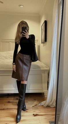 Chicago Business Outfits, Nyc Night Time Outfit, Outfits With Black Boots And Jeans, Stylish Corporate Fashion, Corporate Feminine Outfit, Errand Outfit Fall, Corporate Stylish Work Outfits, 90s City Fashion, Charlotte York Work Outfits