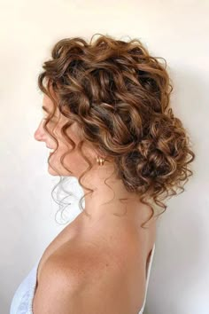 Tão simples, mas impecável! Se dependesse de mim, faria este maravilhoso look em todas as noivas, porque este penteado com caracóis fica bem a toda a gente. // Crédito da foto: instagram @oupdodarling Prom Hairstyles Naturally Curly, Naturally Curly Bridal Hair Half Up, Curly Braided Updo, Naturally Curly Wedding Hair, Curly Hair Bride, Curly Hair Updo Wedding, Curly Hair Up