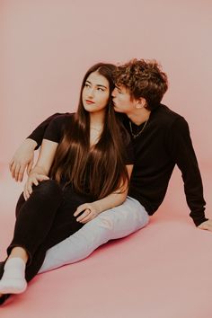 A couple’s Photoshoot with the couple dressed in simple outfits. Black shirts and jeans so the focus is on them and their relationship. They are close, intimate. A pink backdrop is used as a pop of color. Valentine Poses, Valentines Shoot, Casual Poses, Prenup Shoot, Pink Studio, Holiday Pics