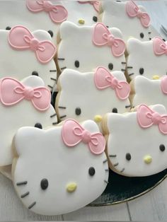 hello kitty cookies with pink bows on them