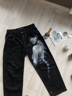 Design For Pants Paint, Paint Pants Ideas, Pant Painting Ideas, Diy Pants Refashion, Pants Painting Ideas, Drawing On Pants, Painting On Pants, Drawing On Jeans