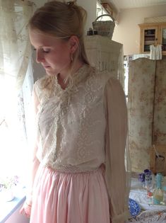 beautiful tulle blouse with floral tambour lace and with a Schiffly lace butterfly at the front! The blouse has bust 100 cm  39.5" and waist 92 cm  36" The silk lining is made of beige chiffon and the lining has some pink discoloration. The bracelets are a bit darker in color, and I saw a very slight underarm discoloration. At the back I saw 2 little holes in the tulle layer. (last photo) Feminine Beige Blouse With Lace Patchwork, Feminine Beige Lace Top With Lace Patchwork, Feminine Beige Lace Patchwork Top, Feminine Beige Lace Top With Patchwork, Feminine Lace Top With Sheer Sleeves, Lace Blouse With Sheer Sleeves For Wedding, Wedding Blouse With Sheer Lace Sleeves, Feminine Cream Lace Top With Lace Collar, Feminine Cream Lace Top With Lace Sleeves