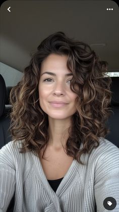 Shorter Natural Curly Hair, Curly Medium Brown Hair, Curly Brown Hair Colors, Midlength Haircuts Choppy, Medium Wavy Haircuts For Round Faces, Round Wavy Haircut, Medium Haircut Curly, Curly Mom Haircut, Medium Length Haircut For Thick Curly Hair