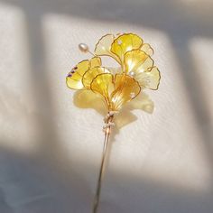 Handmade sakae gingko hairpin. Yellow transparent resin attached to a stick pin that makes your hair look romantic and unique. We have one made. Need pre-order if you want to order more Asian Hair Accessories, Yellow Hair Accessories, Asian Hair Ornaments, Water Goddess, Japanese Kanzashi, Flower Tiara, Bridal Flower Crown, Transparent Resin, Japanese Hairstyle