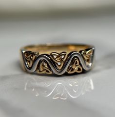 Beautiful two toned gold band with trillium flowers and a silky wave throughout.  Preloved item Size (approx.): 5.5 US Stamped 585 SOLVAR (SD) Weight: 3.656g **FREE shipping within Canada and USA** If you have any questions or concerns, please do not hesitate to contact us. We will be more than happy to help you and answer any inquiries.  We invite you to check out our shop for more fabulous items! Gold Wavy Rings For Anniversary, Wavy Design, Gold Rings Jewelry, Jewellery Gold, White Gold Ring, Gold Band, Stackable Rings, 14kt Gold, White Gold Rings