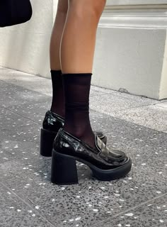 Shoes And Socks, Mode Shoes, Dr Shoes, Skandinavian Fashion, Black Shoe, Black Pumps Heels, Aesthetic Shoes, Black Sandals Heels, Leather Block Heels