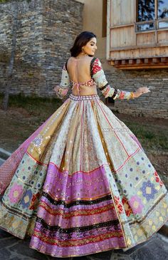 Annu's Creation/Annu Patel - India 🇮🇳 Gujarati Chaniya Choli, Garba Chaniya Choli, Navratri Outfits, Print Mirror, Garba Outfit, Designing Clothes, Silk Lehenga Choli, Simple Lehenga, Choli Dress