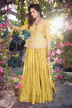 Peplum Lehenga, Jacket Lehenga, Suite Design, Haldi Outfits, Gaun Fashion, Designer Party Wear Dresses, Party Wear Indian Dresses, Lehenga Designs, Indian Designer Outfits