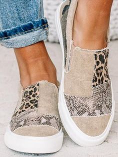 Vestidos Retro, Basket Vintage, Orthopedic Shoes, Slip On Espadrilles, Designer Trainers, On Sneakers, Black Khakis, Effortless Chic, Outfit Casual