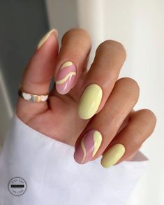 Round Nail Designs, Swirl Nail Art, Yellow Nail Art, Yellow Nails Design, Milky Nails, Nagel Tips, Makijaż Smokey Eye, Round Nails