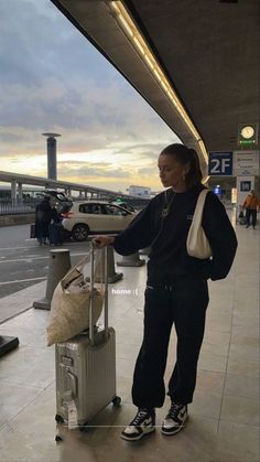 Aesthetic & Trendy Airport Outfits Inspo Outfit Airport, Airport Pictures, Airport Aesthetic, Airport Fits, Mode Zara, Airport Photos, Airport Look, Airport Travel, Foto Tips