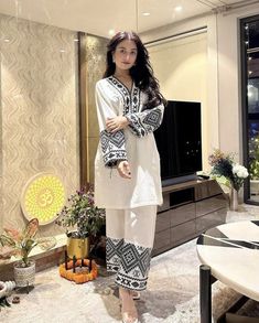 Short Kameez With Shalwar, Pakistani Night Suit, Pakistani Suits Casual, Kashmiri Kurta, Kurti Aesthetic, Latest Traditional Dresses, Simple Kurti