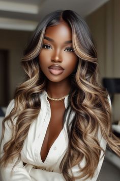 Balayage is a freehand hair coloring technique that creates a natural, sun-kissed look. #BalayageHair #curlyhairstyle Warm Honey Highlights, Balayage Curls, Carmel Balayage, Hairstyles For Fall, Honey Highlights, Honey Balayage, Hair Color Unique, Chic Autumn, Blonde Hairstyles