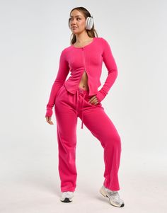 Loved by all for their cosiness and dependability. The Blur Flare Sweatpants are the perfect basics to help you get more out of your athleisure - Regular Waisted. Mid-rise waistband - Fabric is cotton mix for warmth and softness - Waist pockets - Embroidered ECHT Logo - Designed for low movement activities 60% Cotton, 40% Polyester Skye is wearing size Small. She is 170cm (5'6") tall with an 33" bust, a 25" waist and 36" hips. Flare Sweatpants, Joggers Track Pants, Movement Activities, Flare Leggings, Jogger Sweatpants, Tight Leggings, Sport Shorts, Long Sleeve Hoodie, Blur