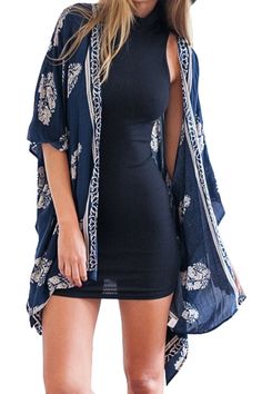 Como usar kimono #moda #kimono #quimono #comousar #look Floral Kimono Cardigan, Printed Chiffon Blouse, Classic Wear, Chiffon Tops Blouses, Kimono Outfit, Mode Kimono, Beach Stuff, Fashion Skirts, Style Goals