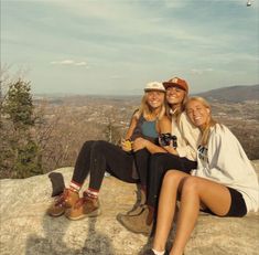 Mountain Girl Outfits, Adventure Girl Aesthetic, Hiker Girl Aesthetic, Camping Aesthetic Friends, Granola Girl Fits, Mothers Day Photoshoot, Mommy And Me Poses, Surfergirl Style, Granola Aesthetic