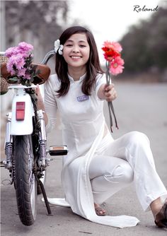 Vietnamese ao dai Beautiful Vietnam, Ao Dai Vietnam, Vietnam Fashion, Vietnamese Traditional Dress, Vietnamese Dress, Traditional Fashion, Traditional Dresses, Runway Fashion, Asian Beauty