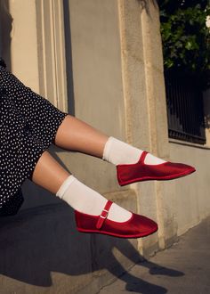 Red Shoes Outfit, Groovy Clothes, Red Ballet Flats, Tiktok Outfits, Mum Fashion, Court Heels, Shoe Inspo, Aesthetic Shoes, Cute Fit