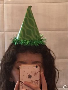 It just says to not party even tho you have a party hat because there is a pandemic Birthday Hat Aesthetic, Birthday Photo Ideas Aesthetic, Diy Backyard Movie Night, Eighteenth Birthday, Girls Night Party, 19th Birthday, Birthday Posts