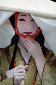 a geisha woman in traditional japanese clothing