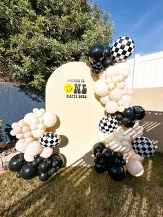 balloons are arranged in the shape of an arch