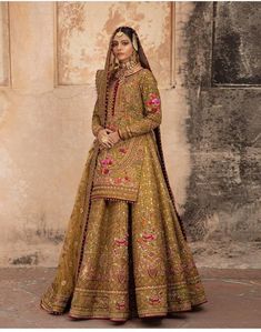 Indian Traditional Dresses, Pakistani Traditional, Short Kurta, Traditional Indian Dress, Pakistani Suit, Muslim Bride, Dresses Traditional, Bridal Dress Fashion, Indian Dresses Traditional