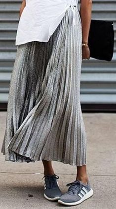 Come indossare la gonna plissé? Miniguida super facile alla portata di tutte! - Con cosa lo metto? Pleated Skirt And Sneakers, Girls Fall Fashion, The Sartorialist, Modieuze Outfits, Plaid Skirt, Inspiration Mode