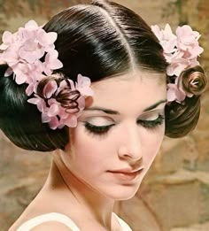 Flower Board, 5 Minute Hairstyles, Flowers In Her Hair, Retro Hair, Hairstyle Inspiration, Vintage Hair, Hair Reference, Vintage Vogue, Vintage Hairstyles