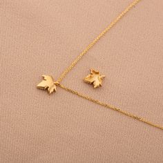 Our 14K Solid Gold Maple Leaf Necklace is a testament to the enchanting beauty of nature, transformed into a timeless piece of jewelry. This exquisite necklace features a beautifully crafted maple leaf pendant, measuring 1.15 cm by 1.15 mm, that brings a touch of natural elegance to any ensemble. Whether you choose the warmth of classic gold, the blush of rose gold, or the coolness of white gold, each variant offers its own unique allure. The skinny cable chain, adjustable from 14 to 20 inches, Maple Leaf Necklace, Gold Leaf Necklace, Cubism Art, Unique Pendant Necklace, Nature Necklace, Jewelry Lookbook, Natural Face, Natural Gifts, Classic Gold